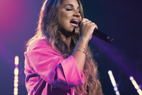 Sarah Beatriz estreia novo projeto com canção emocionante