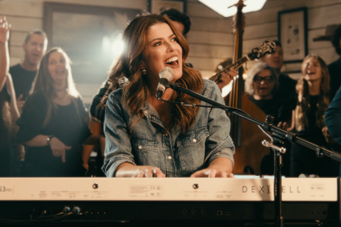 Rachel Novaes emociona com medley que fala sobre a verdadeira alegria