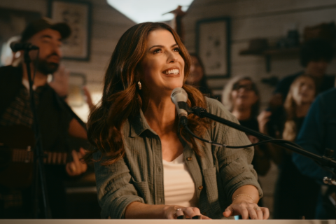 Rachel Novaes surpreende ao unir clássico da Harpa Cristã a sucesso do gospel internacional