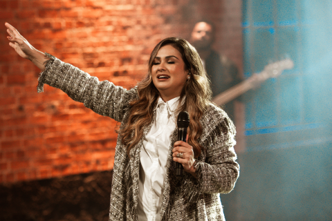 Bruna Olly emociona com single sobre encorajamento e esperança